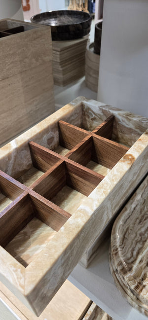 Onyx organizer box
