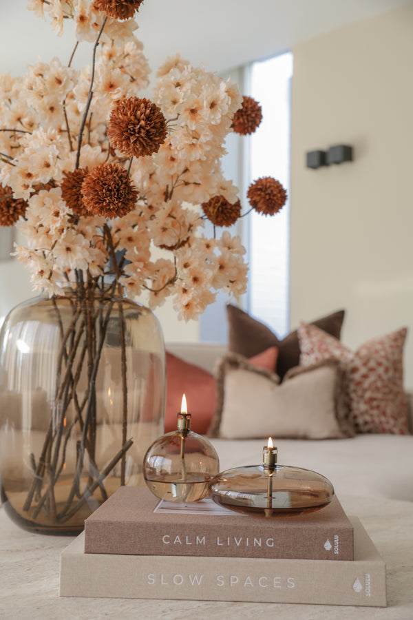 Artic M Taupe vaas Vase the World detailfoto met olielampjes Peri Living
