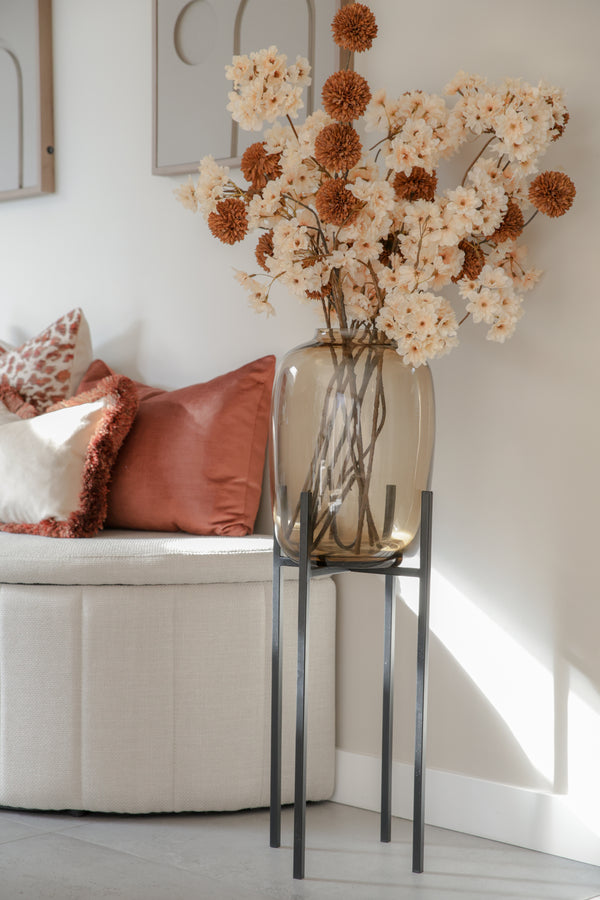 Artic M Taupe vaas Vase the World op een standaard