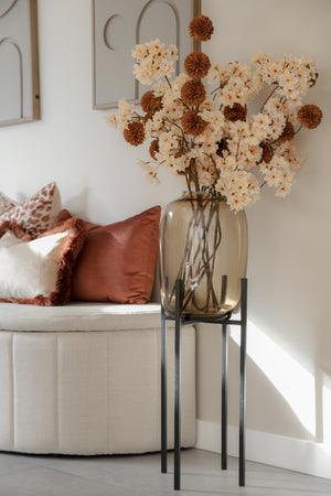 Artic M Taupe vaas Vase the World op een standaard in woonkamer