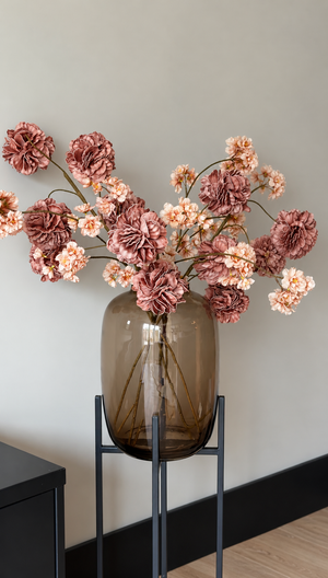 Artic M Taupe vaas Vase the World op een zwarte standaard