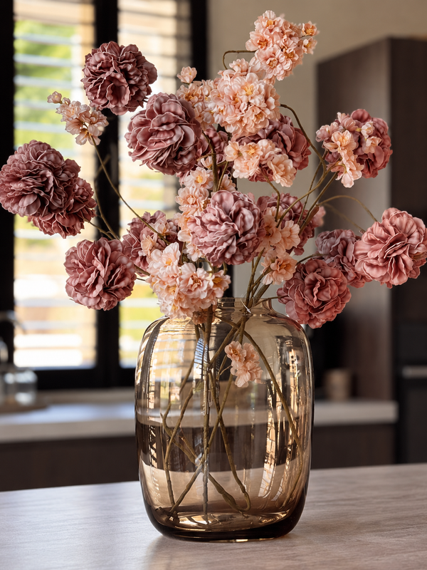 Artic M vaas Vase the World met nude kleurige kunstbloemen op een kookeiland