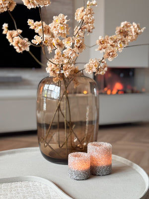 Artic Taupe M vaas van Vase The World met champagnekleurige kunstbloesemtakken in hotel chique interieur