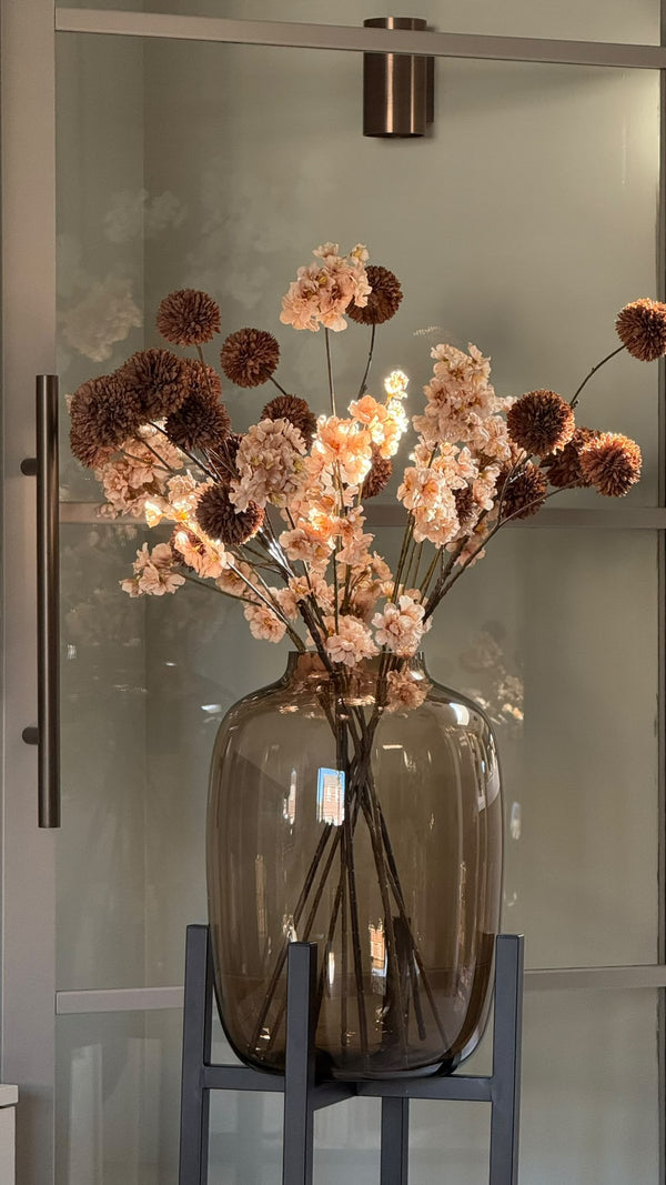 Artic XL taupe vaas Vase the World met champagne en donkerbruine kunstbloemen