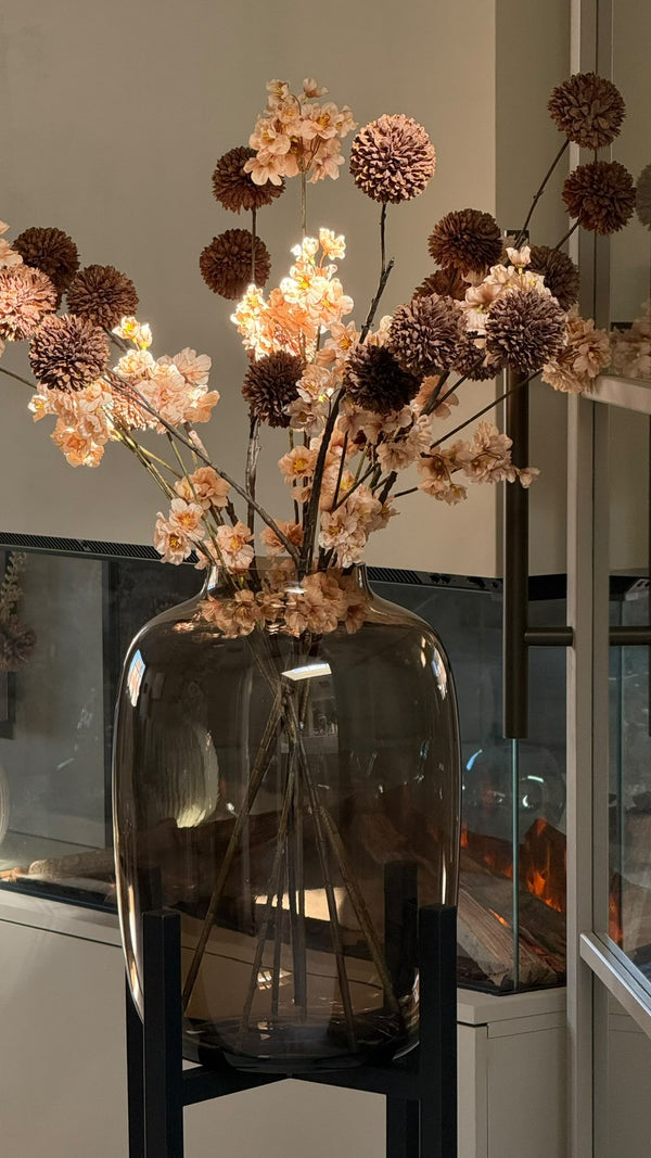 Artic XL taupe vaas Vase the World met champagne en donkerbruine kunstbloemen close up