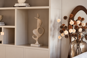 Artic XL taupe vaas Vase the World met pom pom takken bij een spiegel