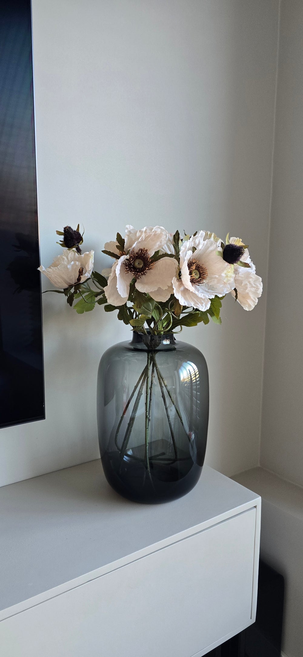 Artic smoke-grey M vaas van Vase The World met champagnekleurige kunstbloesemtakken in hotel chique interieur
