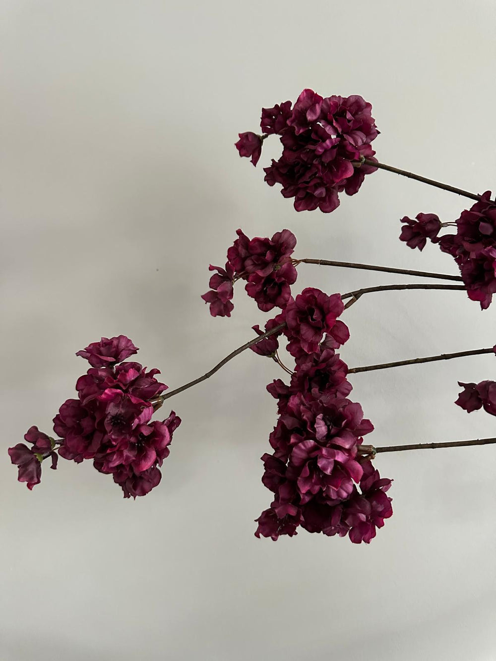 Auberginekleurige kunstbloesemtak van 85 en 126 cm voor een stijlvol interieur