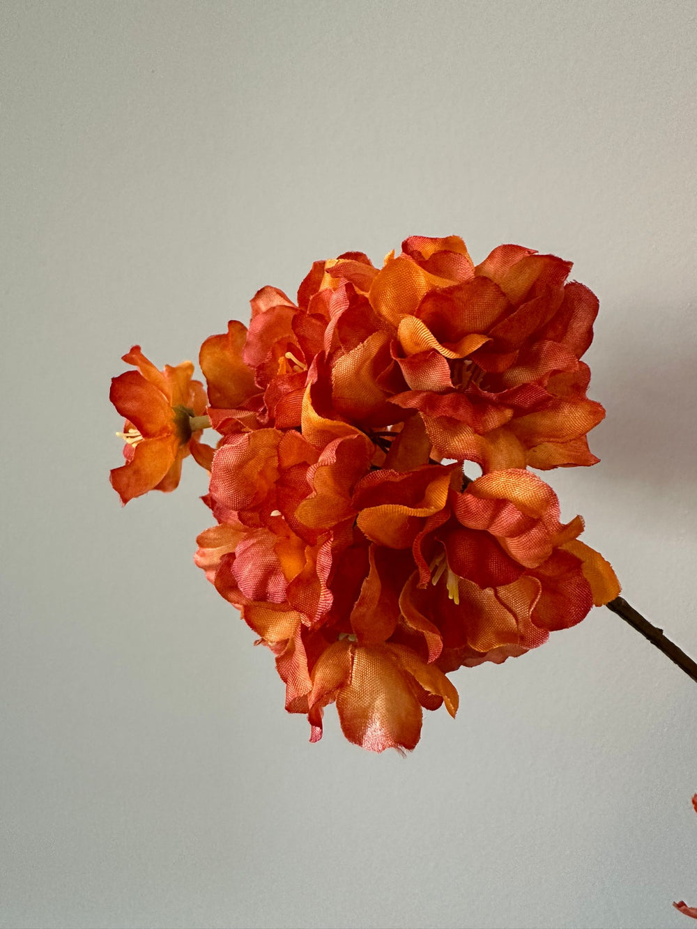 Deep orange kleurige kunstbloesemtak van 85 en 126 cm voor een stijlvol interieur