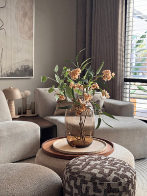 Detail van de mondgeblazen glazen vaas Arctic Taupe M van Vase the World