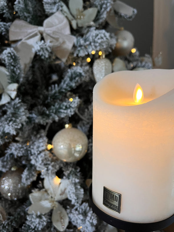 Detailfoto LED_Light_Candle_Rustic_White_Moveable_Flame_PTMD bij kerstboom