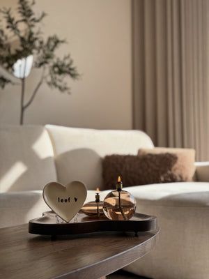 Dienblad Breckenridge Vase the World met champagnekleurige Peri Living olielampjes die branden