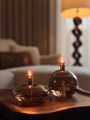 Dienblad Breckenridge Vase the World met champagnekleurige Peri Living olielampjes die branden detail