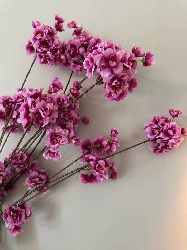 Fuchsiarozekleurige kunstbloesemtak van 85 en 126 cm voor een stijlvol interieur