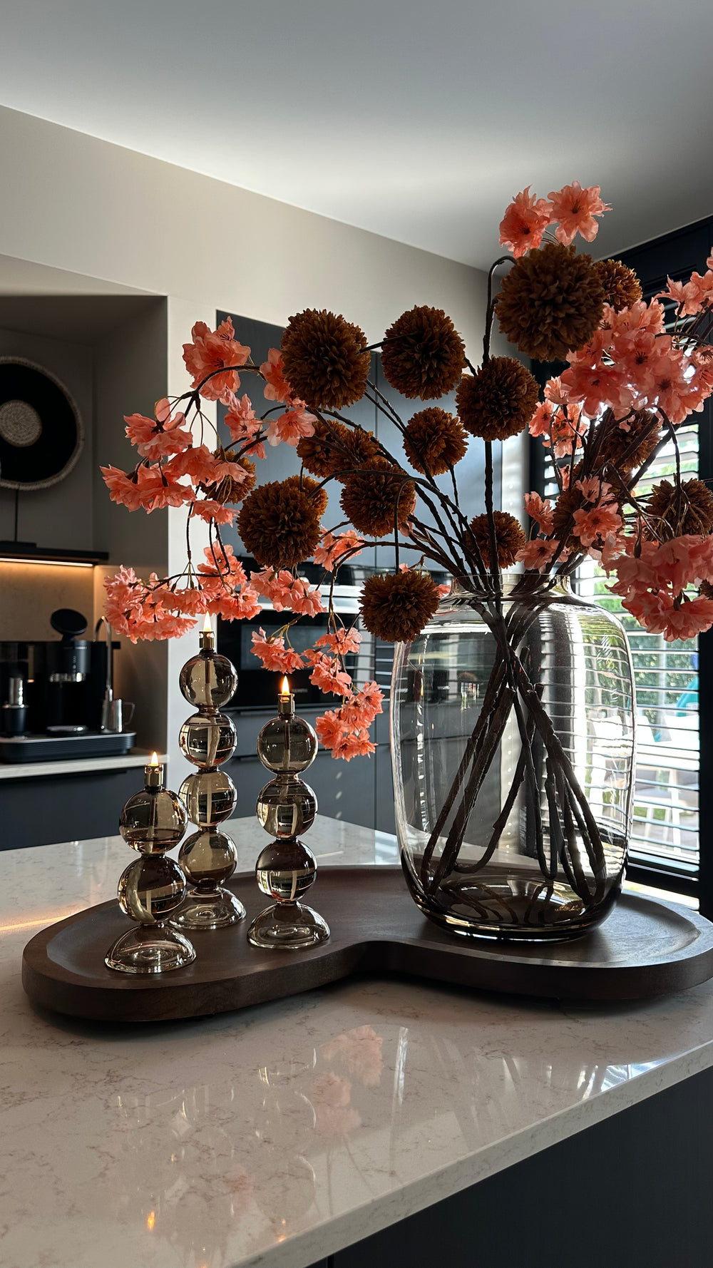 Golden Moments Set| Shop the Look | Vase the World Villeta Dienblad & Artic M Vaas met Peri Living Collier Champagne Olielampen