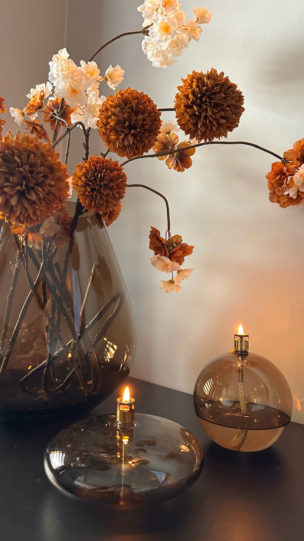 Warm Autumn Luxe | Shop The Look | Vase The World Tasman M Vaas & Peri Living Olielampjes