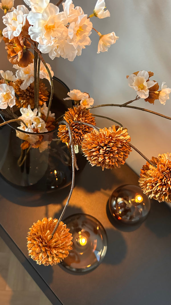 Warm Autumn Luxe | Shop The Look | Vase The World Tasman M Vaas & Peri Living Olielampjes