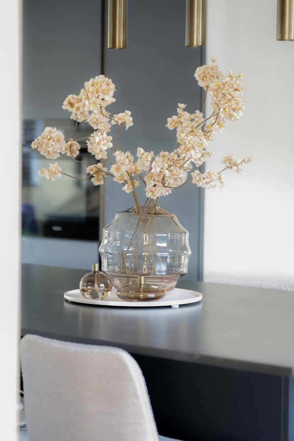 Ivory Bloom Shop the Look met glazen vaas, 5 zijden bloesemtakken, amber olielampjes en wit dienblad – luxe woondecoratie. Voordeelbundel