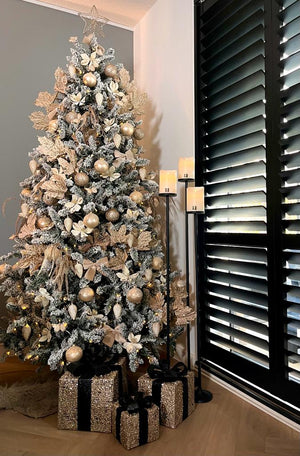 LED_Light_Candle_Rustic_White_Moveable_Flame_PTMD_op een vloerkandelaar bij_een_kerstboom 