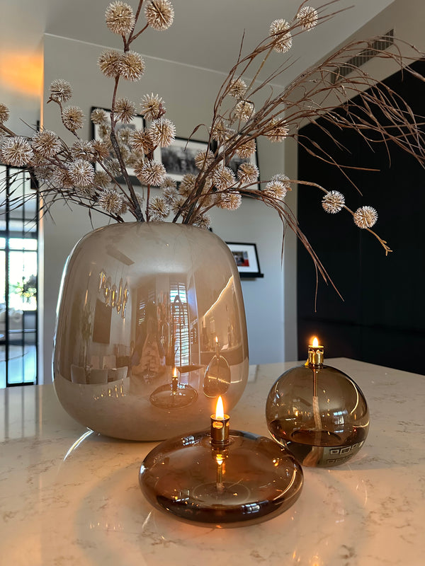 PTMD MEXX vaas met 2 champagnekleurige olielampjes van Peri Living op een kookeiland close up
