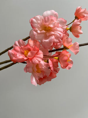 Peach-koraalkleurige kunstbloesemtak van 85 en 126 cm voor een stijlvol interieur