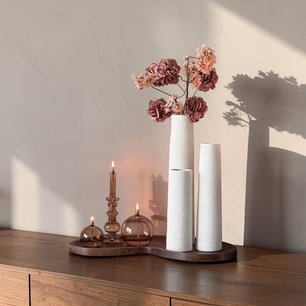 Set Walnut & Warmth | Shop the Look |  Cone vazen, Villeta walnut dienblad & Peri Living olielampjes