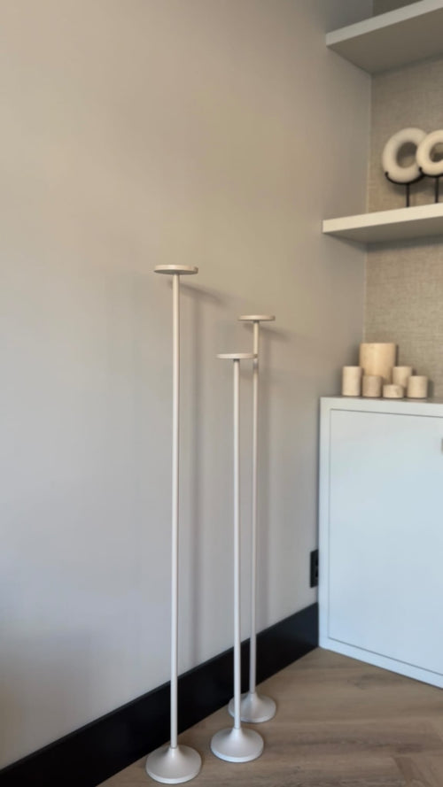Set van 3 matbeige stalen Onah vloerkandelaren in verschillende hoogtes (100 cm, 110 cm en 120 cm) 