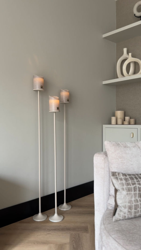 Set van 3 matbeige stalen Onah vloerkandelaren in verschillende hoogtes (100 cm, 110 cm en 120 cm) met beige PTMD LED-kaarsen.