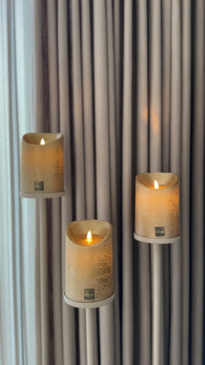 Set van 3 matbeige stalen Onah vloerkandelaren in verschillende hoogtes (100 cm, 110 cm en 120 cm) met gouden PTMD LED-kaarsen.