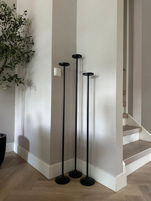 Set van 3 matzwarte stalen Onah vloerkandelaren in verschillende hoogtes (100 cm, 110 cm en 120 cm)