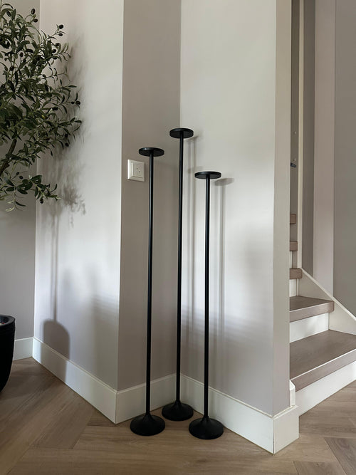 Set van 3 matzwarte stalen Onah vloerkandelaren in verschillende hoogtes (100 cm, 110 cm en 120 cm)