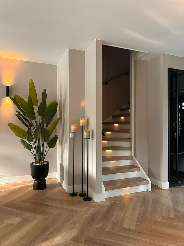 Set van 3 matzwarte stalen Onah vloerkandelaren in verschillende hoogtes (100 cm, 110 cm en 120 cm) met beige PTMD LED-kaarsen.