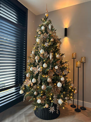 Set van 3 matzwarte stalen Onah vloerkandelaren in verschillende hoogtes (100 cm, 110 cm en 120 cm) met gouden PTMD LED-kaarsen in kerstsfeer.