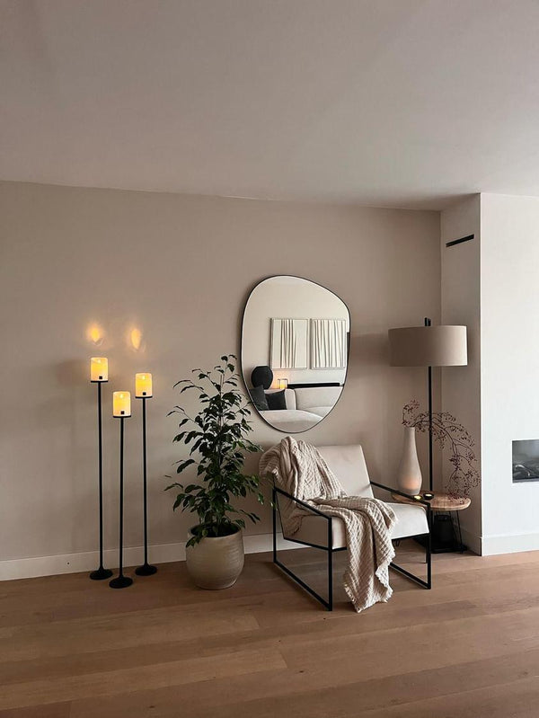 Set van 3 matzwarte stalen Onah vloerkandelaren in verschillende hoogtes (100 cm, 110 cm en 120 cm) met witte PTMD LED-kaarsen.