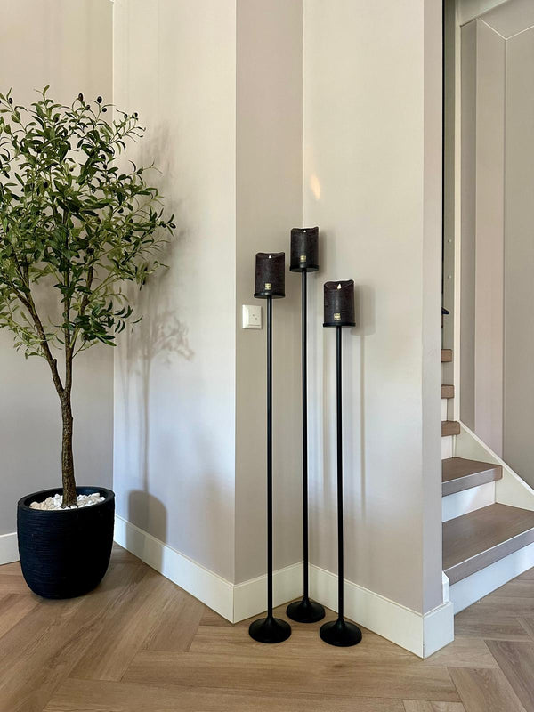 Set van 3 matzwarte stalen Onah vloerkandelaren in verschillende hoogtes (100 cm, 110 cm en 120 cm) met zwarte PTMD LED-kaarsen.