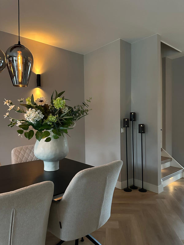 Set van 3 matzwarte stalen Onah vloerkandelaren in verschillende hoogtes (100 cm, 110 cm en 120 cm) met zwarte PTMD LED-kaarsen in woonkeuken.