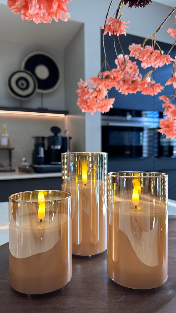 Set van 3 oplaadbare Akaro LED kaarsen met warmwit bewegend licht in amber glazen houders 