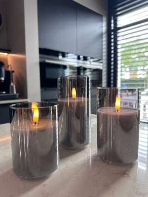 Set van 3 oplaadbare Akaro LED kaarsen met warmwit bewegend licht in smoke glazen houders 