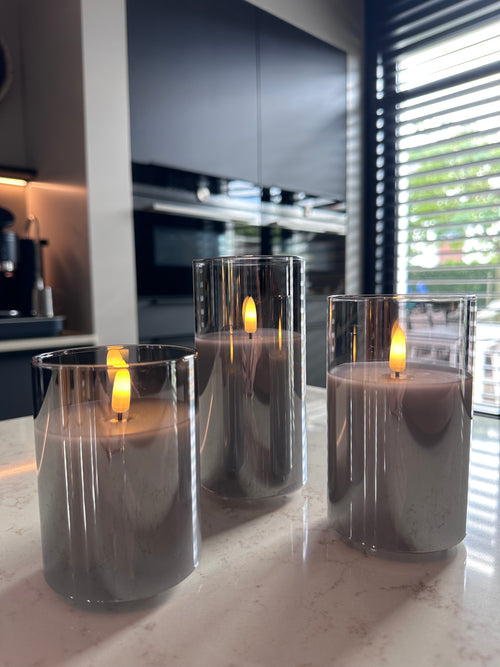 Set van 3 oplaadbare Akaro LED kaarsen met warmwit bewegend licht in smoke glazen houders 