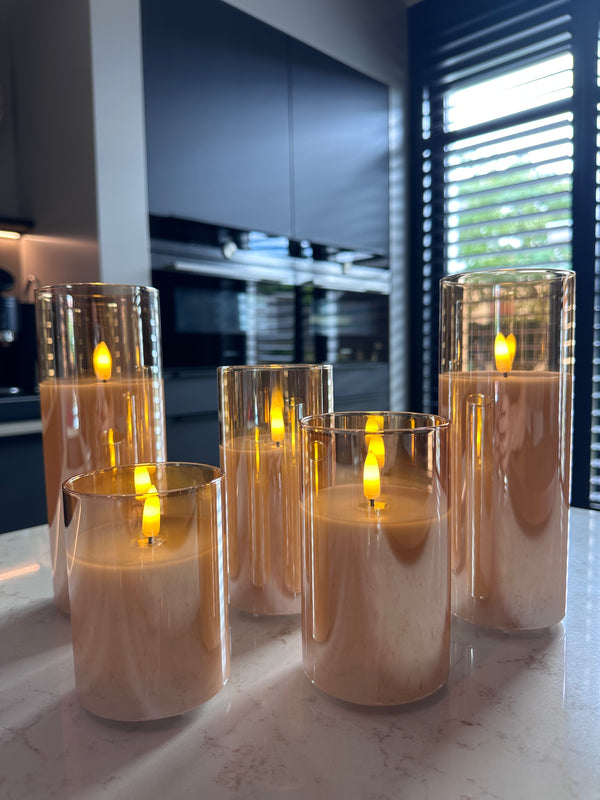 Set van 3 oplaadbare Akaro LED kaarsen met warmwit bewegend licht in amber glazen houders 