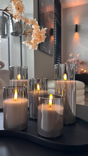Set van 5 oplaadbare Akaro LED kaarsen met warmwit bewegend licht in smoke glazen houders 