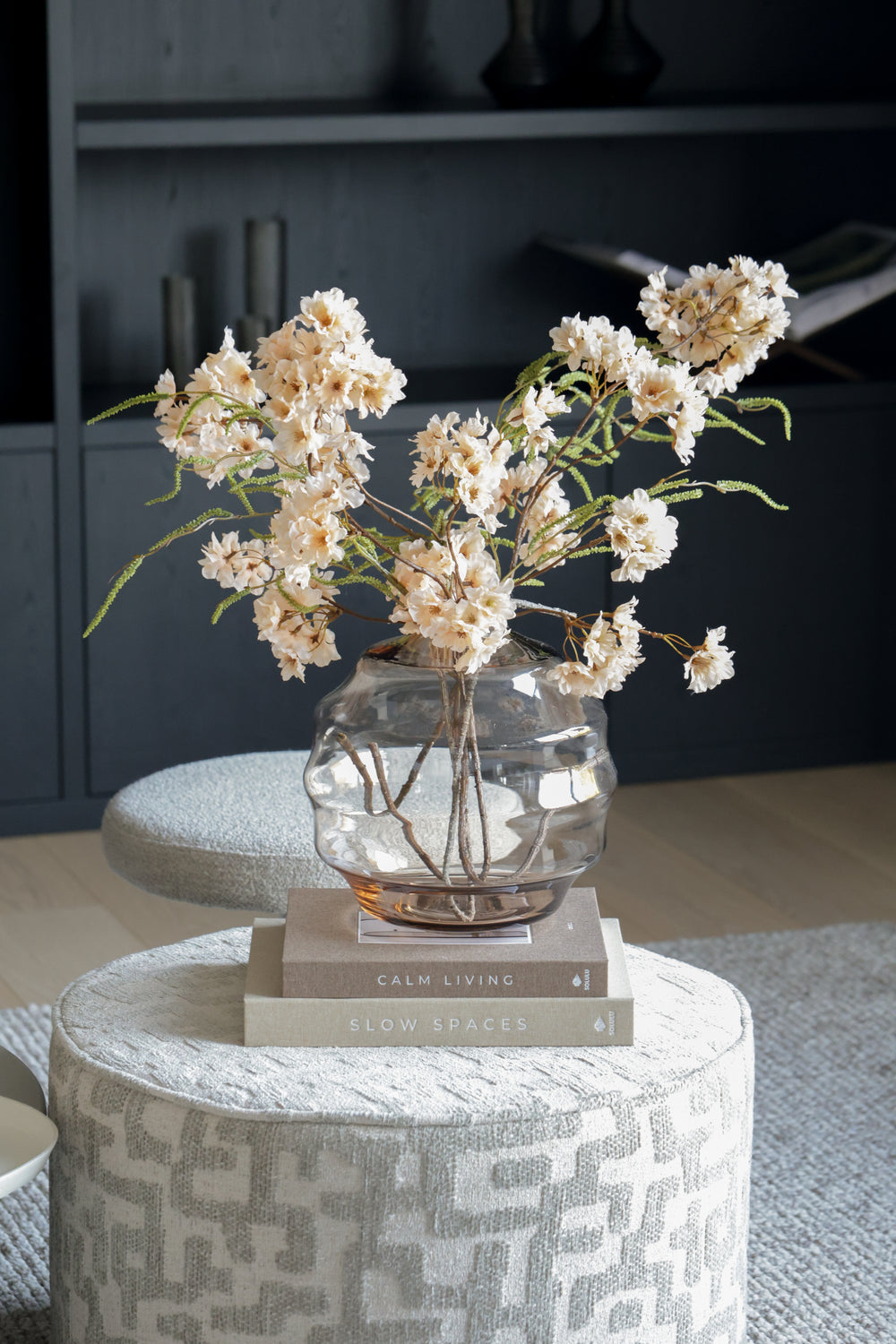 Shop the Look met Mila vaas, soft peachkleurige kunstbloesemtakken en luxe opbergboeken voor een stijlvol en rustig interieur.