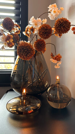 Tasman M Taupe Vaas Vase The World met prachtige kunstbloemen en champagnekleurige olielampjes 