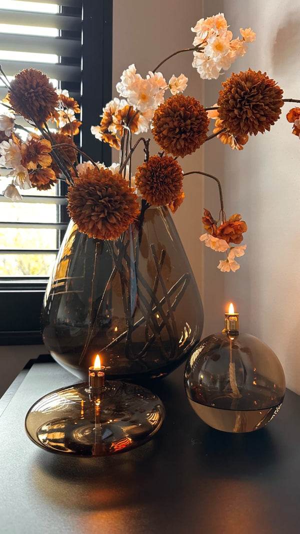 Tasman M Taupe Vaas Vase The World met prachtige kunstbloemen en champagnekleurige olielampjes 