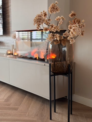 Vaas Artic M taupe Ø25 x H35 cm Vase the World op een zwart metalen standaard