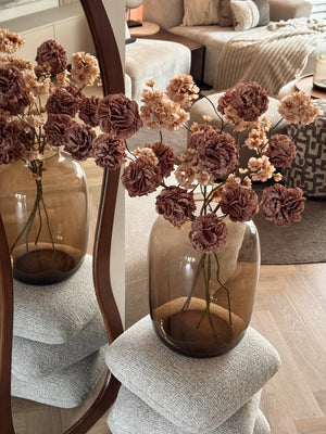 Vaas Artic XL Taupe Vase the World sfeerfoto bij een spiegel met kunstbloesem