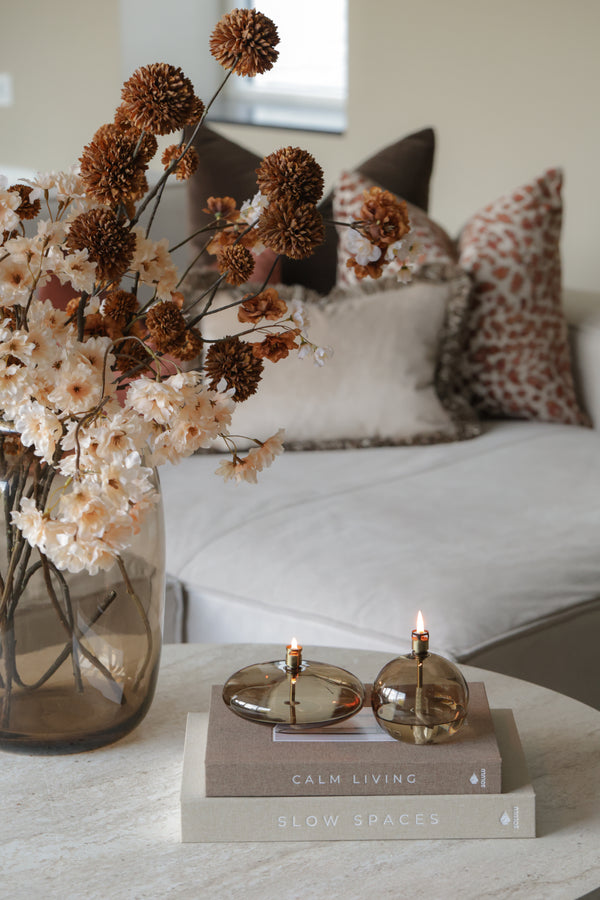 The Perfect Table Set | Shop the Look | Solulu Opbergboeken & Peri Living Olielampen