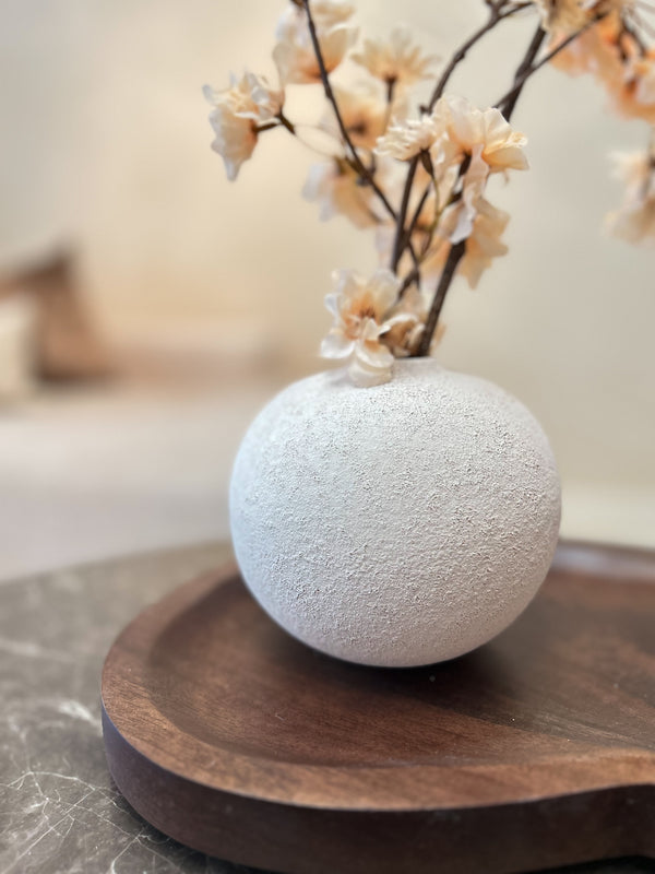 Warm Blossom | Shop the Look | Villeta Walnut Dienblad Vase the World met Peri Living Olielampen
