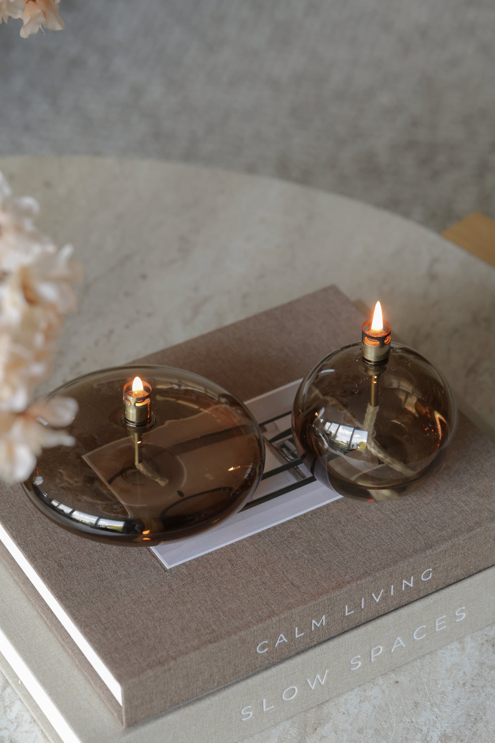 The Perfect Table Set | Shop the Look | Solulu Opbergboeken & Peri Living Olielampen