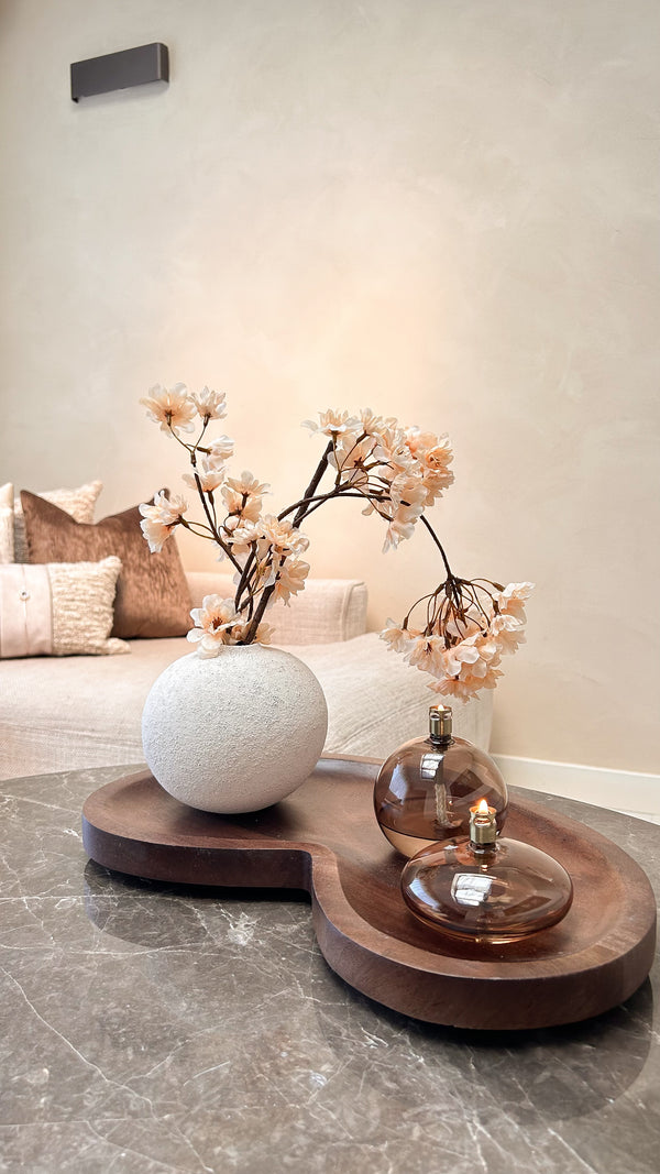 Warm Blossom | Shop the Look | Villeta Walnut Dienblad Vase the World met Peri Living Olielampen